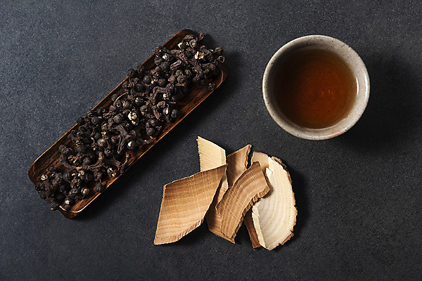 포토 JPG 스튜디오촬영 열매 검은배경 실내 누끼 사람없음 하이앵글 차 찻잔 건강식품 건강식 웰빙음식 나무접시 헛개나무 플랫레이 슈퍼푸드 헛개나무열매 국내포토 식물 접시 웰빙 음료 음식 뷰포인트 백그라운드 잔 건강 내부 검은색 한약재 플랫 파일형식