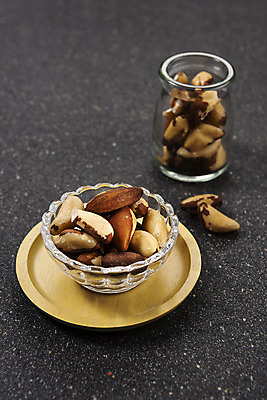 포토 JPG 스튜디오촬영 검은배경 유리병 실내 누끼 사람없음 떨어짐 담기 유리그릇 건강식품 건강식 웰빙음식 나무접시 브라질넛 슈퍼푸드 국내포토 그릇 접시 웰빙 음식 백그라운드 컨셉 모션 유리 병_용기 건강 내부 검은색 견과류 파일형식