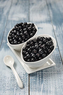 포토 JPG 스튜디오촬영 그릇 접시 실내 누끼 사람없음 숟가락 건강식품 건강식 웰빙음식 아로니아 슈퍼푸드 나무배경 국내포토 식기 웰빙 열매 음식 백그라운드 수저 건강 내부 파일형식