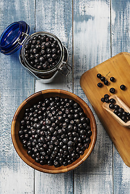 포토 JPG 스튜디오촬영 유리병 실내 누끼 사람없음 하이앵글 오픈 가득함 담기 건강식품 건강식 웰빙음식 나무그릇 나무도마 스쿱 아로니아 플랫레이 슈퍼푸드 나무배경 국내포토 그릇 웰빙 열매 음식 뷰포인트 백그라운드 모션 병_용기 도마 건강 내부 목재 플랫 파일형식