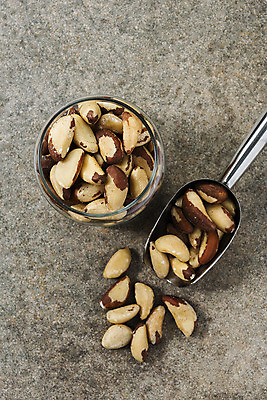 포토 JPG 스튜디오촬영 유리병 실내 누끼 사람없음 하이앵글 떨어짐 담기 건강식품 건강식 웰빙음식 스쿱 플랫레이 브라질넛 슈퍼푸드 국내포토 웰빙 음식 뷰포인트 컨셉 모션 병_용기 건강 내부 견과류 플랫 파일형식