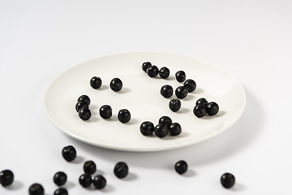 포토 JPG 스튜디오촬영 접시 실내 누끼 사람없음 흰배경 건강식품 건강식 웰빙음식 아로니아 슈퍼푸드 흩어짐 국내포토 식기 웰빙 열매 음식 백그라운드 컨셉 건강 내부 흰색 파일형식