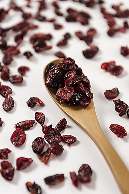 포토 JPG 스튜디오촬영 실내 근접촬영 사람없음 숟가락 흰배경 건강식품 건강식 건과일 웰빙음식 크랜베리 슈퍼푸드 국내포토 웰빙 열매 음식 뷰포인트 백그라운드 과일 건조 수저 건강 내부 흰색 파일형식