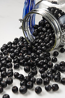 포토 JPG 스튜디오촬영 유리병 실내 근접촬영 사람없음 흰배경 쏟아짐 건강식품 건강식 웰빙음식 아로니아 슈퍼푸드 국내포토 웰빙 열매 음식 뷰포인트 백그라운드 모션 병_용기 건강 내부 흰색 파일형식