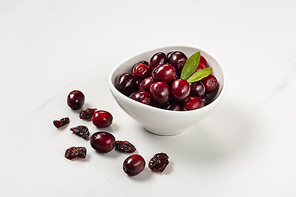 포토 JPG 스튜디오촬영 그릇 실내 누끼 근접촬영 사람없음 풀잎 떨어짐 가득함 흰배경 담기 건강식품 건강식 건과일 웰빙음식 크랜베리 슈퍼푸드 국내포토 식기 웰빙 열매 음식 뷰포인트 백그라운드 컨셉 잎 과일 모션 건조 건강 내부 흰색 풀_식물 파일형식