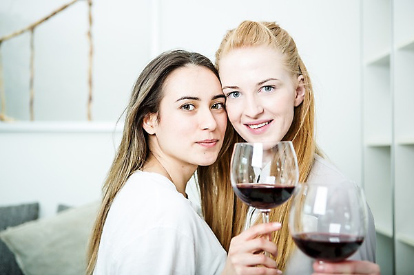 포토 JPG 서양인 외국인 커플 응시 여자 행복 와인잔 실내 미소 들기 사람 근접촬영 상반신 20대 성인 두명 옆모습 다정 동성애자 성인여자만 국내포토 시선 감정 뷰포인트 컨셉 술잔 관계 모션 표정 인종 청년 내부 여자만 성인만 파일형식 성소수자