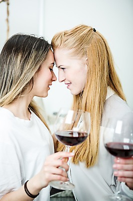 포토 JPG 서양인 외국인 커플 응시 여자 행복 와인잔 실내 미소 들기 사람 상반신 20대 성인 두명 옆모습 다정 이마맞대기 동성애자 성인여자만 국내포토 시선 감정 뷰포인트 컨셉 술잔 관계 모션 표정 인종 청년 내부 여자만 성인만 얼굴맞대기 파일형식 성소수자