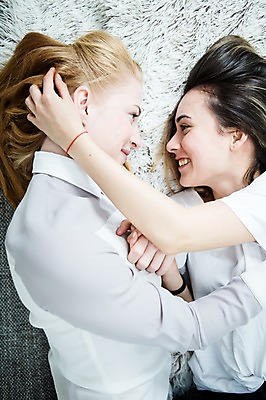 포토 JPG 서양인 외국인 커플 응시 여자 행복 실내 미소 사람 상반신 20대 성인 두명 옆모습 하이앵글 눕기 머리카락 마주보기 다정 만지기 동성애자 성인여자만 국내포토 시선 감정 뷰포인트 컨셉 관계 모션 표정 인종 청년 내부 머리 여자만 성인만 파일형식 성소수자