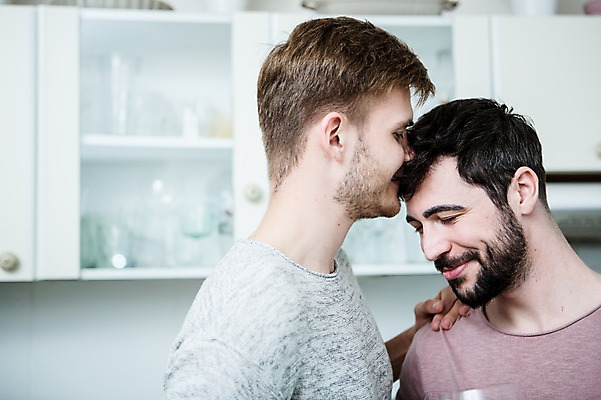 포토 JPG 서양인 외국인 커플 남자 행복 키스 실내 미소 사람 상반신 20대 성인 두명 옆모습 주방 눈감음 다정 동성애자 이마 성인남자만 국내포토 감정 뷰포인트 컨셉 관계 모션 표정 인종 청년 내부 애정표현 남자만 성인만 파일형식 성소수자