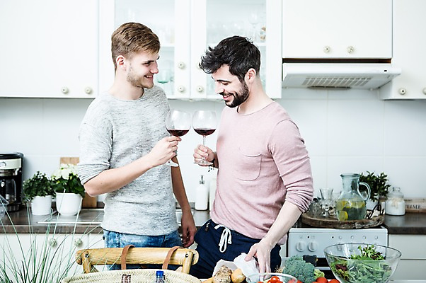 포토 JPG 서양인 외국인 커플 응시 남자 행복 채소 와인잔 실내 서기 미소 들기 사람 상반신 20대 성인 두명 옆모습 주방 다정 건배 동성애자 성인남자만 국내포토 시선 감정 뷰포인트 컨셉 술잔 관계 모션 표정 인종 청년 내부 남자만 성인만 파일형식 성소수자