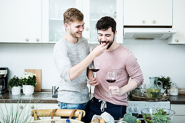 포토 JPG 서양인 외국인 커플 남자 행복 음식 와인잔 실내 미소 들기 사람 상반신 20대 성인 두명 앞모습 옆모습 주방 다정 먹여주기 즐거움 동성애자 성인남자만 국내포토 감정 뷰포인트 컨셉 술잔 관계 모션 표정 인종 청년 내부 먹기 남자만 성인만 파일형식 성소수자