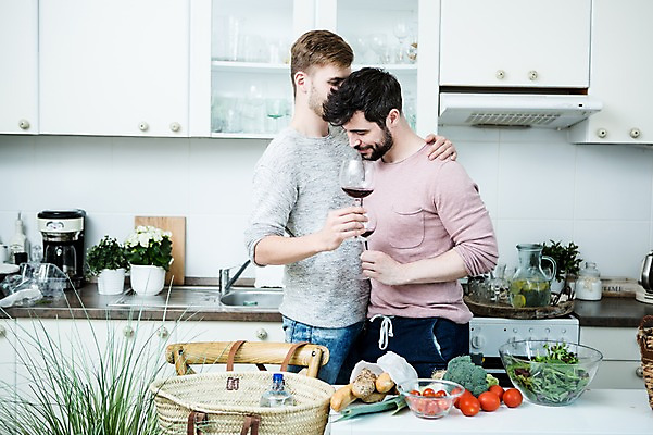 포토 JPG 서양인 외국인 커플 남자 행복 토마토 채소 와인잔 실내 서기 사람 상반신 20대 성인 두명 옆모습 주방 다정 동성애자 성인남자만 어깨에손 국내포토 감정 뷰포인트 컨셉 술잔 관계 모션 인종 청년 내부 남자만 성인만 파일형식 성소수자