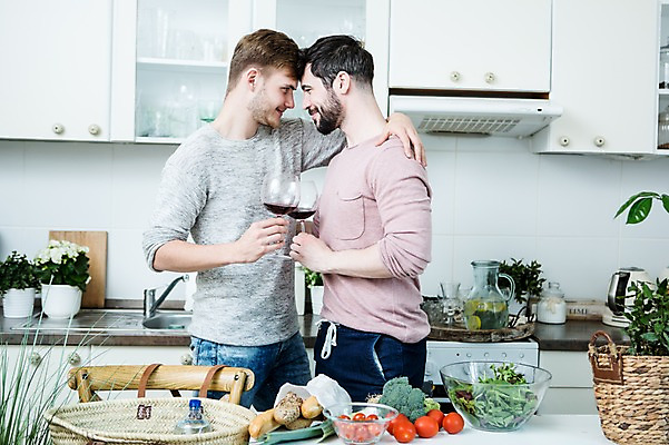포토 JPG 서양인 외국인 커플 응시 남자 행복 와인잔 실내 서기 미소 들기 사람 상반신 20대 성인 두명 옆모습 마주보기 주방 다정 동성애자 성인남자만 머리맞대기 어깨에손 국내포토 시선 감정 뷰포인트 컨셉 술잔 관계 모션 표정 인종 청년 내부 남자만 성인만 파일형식 성소수자