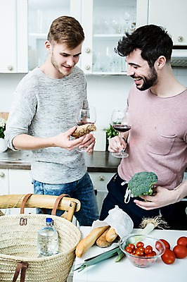 포토 JPG 서양인 외국인 커플 응시 남자 행복 빵 토마토 와인잔 실내 미소 웃음 들기 사람 상반신 20대 성인 두명 옆모습 바구니 주방 다정 즐거움 동성애자 성인남자만 국내포토 시선 감정 음식 뷰포인트 컨셉 채소 술잔 관계 모션 표정 인종 청년 내부 남자만 성인만 파일형식 성소수자