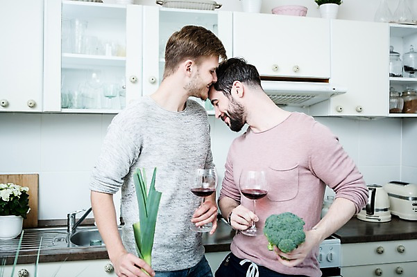 포토 JPG 서양인 외국인 커플 남자 행복 와인잔 키스 실내 서기 미소 들기 사람 상반신 20대 성인 두명 옆모습 주방 다정 브로콜리 대파 동성애자 이마 성인남자만 국내포토 감정 뷰포인트 컨셉 채소 술잔 관계 모션 표정 인종 청년 내부 애정표현 파 남자만 성인만 파일형식 성소수자