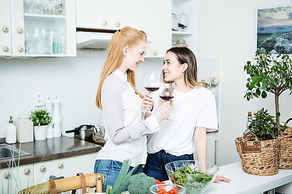 포토 JPG 서양인 외국인 커플 여자 행복 와인잔 실내 사랑 서기 미소 사람 상반신 20대 성인 두명 앞모습 옆모습 마주보기 주방 다정 동성애자 성인여자만 국내포토 감정 뷰포인트 컨셉 술잔 관계 모션 표정 인종 청년 내부 여자만 성인만 파일형식 성소수자