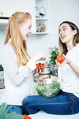 포토 JPG 서양인 외국인 커플 여자 행복 토마토 장난 방울토마토 실내 서기 웃음 사람 앉기 상반신 20대 성인 두명 옆모습 마주보기 주방 다정 샐러드 즐거움 동성애자 믹싱볼 성인여자만 국내포토 그릇 감정 음식 뷰포인트 컨셉 채소 관계 모션 표정 인종 청년 내부 여자만 성인만 파일형식 성소수자