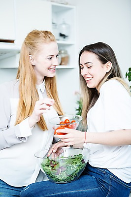 포토 JPG 서양인 외국인 커플 응시 여자 행복 방울토마토 실내 미소 웃음 사람 상반신 20대 성인 두명 옆모습 주방 다정 샐러드 동성애자 믹싱볼 성인여자만 국내포토 그릇 시선 감정 음식 뷰포인트 컨셉 토마토 관계 표정 인종 청년 내부 여자만 성인만 파일형식 성소수자