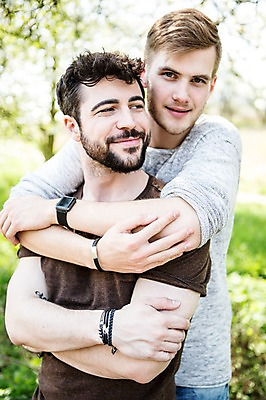 포토 JPG 주간 서양인 외국인 커플 응시 남자 행복 미소 사람 상반신 20대 성인 야외 두명 앞모습 팔짱 다정 백허그 동성애자 성인남자만 국내포토 자연요소 시선 감정 뷰포인트 컨셉 관계 모션 포옹 표정 인종 청년 남자만 성인만 파일형식 성소수자