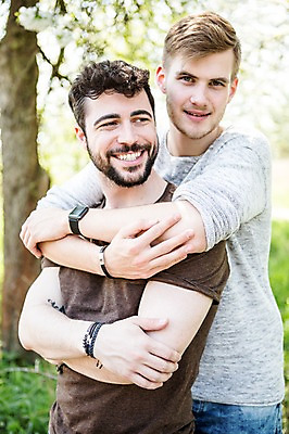 포토 JPG 주간 서양인 외국인 커플 응시 남자 행복 서기 미소 웃음 사람 상반신 20대 성인 야외 두명 옆모습 팔짱 다정 백허그 동성애자 성인남자만 국내포토 자연요소 시선 감정 뷰포인트 컨셉 관계 모션 포옹 표정 인종 청년 남자만 성인만 파일형식 성소수자