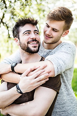 포토 JPG 주간 서양인 외국인 커플 응시 남자 행복 미소 사람 상반신 20대 성인 야외 두명 옆모습 마주보기 손잡기 다정 백허그 동성애자 성인남자만 국내포토 자연요소 시선 감정 뷰포인트 컨셉 관계 모션 포옹 표정 인종 청년 남자만 성인만 파일형식 성소수자