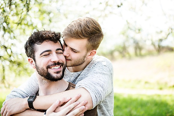 포토 JPG 주간 서양인 외국인 커플 남자 행복 키스 미소 사람 상반신 20대 성인 야외 두명 앞모습 눈감음 다정 백허그 동성애자 성인남자만 국내포토 자연요소 감정 뷰포인트 컨셉 관계 모션 포옹 표정 인종 청년 애정표현 남자만 성인만 파일형식 성소수자
