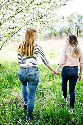 포토 JPG 주간 전신 서양인 외국인 커플 응시 여자 행복 미소 사람 잔디 20대 성인 야외 두명 뒷모습 마주보기 걷기 손잡기 다정 동성애자 성인여자만 국내포토 자연요소 식물 시선 감정 뷰포인트 컨셉 관계 모션 표정 인종 청년 여자만 성인만 파일형식 성소수자