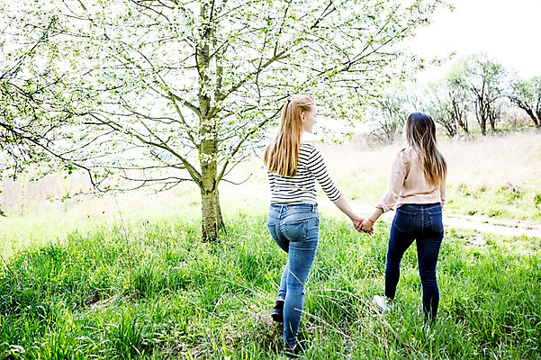 포토 JPG 주간 전신 서양인 외국인 커플 응시 여자 행복 꽃나무 사람 잔디 20대 성인 야외 두명 뒷모습 걷기 손잡기 다정 동성애자 성인여자만 국내포토 자연요소 나무 식물 시선 꽃 감정 뷰포인트 컨셉 관계 모션 인종 청년 여자만 성인만 파일형식 성소수자