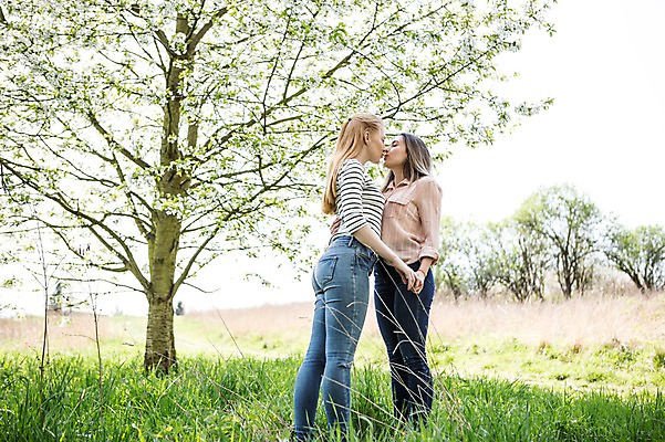포토 JPG 주간 전신 서양인 외국인 커플 여자 행복 키스 사람 잔디 20대 성인 야외 두명 옆모습 손잡기 다정 동성애자 성인여자만 국내포토 자연요소 식물 감정 뷰포인트 컨셉 관계 모션 인종 청년 애정표현 여자만 성인만 파일형식 성소수자