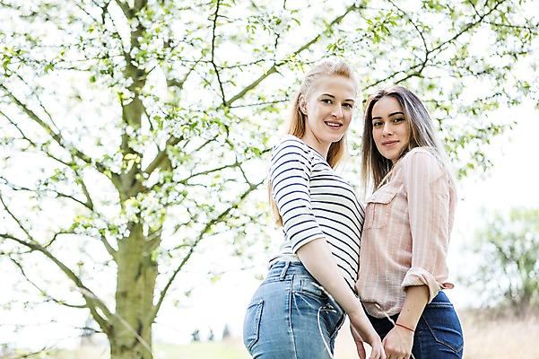 포토 JPG 주간 서양인 외국인 커플 응시 여자 행복 로우앵글 미소 사람 상반신 20대 성인 야외 두명 옆모습 다정 동성애자 성인여자만 국내포토 자연요소 시선 감정 뷰포인트 컨셉 관계 표정 인종 청년 여자만 성인만 파일형식 성소수자