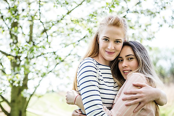 포토 JPG 주간 서양인 외국인 커플 응시 여자 행복 안기 미소 사람 상반신 20대 성인 야외 두명 옆모습 다정 동성애자 성인여자만 국내포토 자연요소 시선 감정 뷰포인트 컨셉 관계 모션 표정 인종 청년 여자만 성인만 파일형식 성소수자