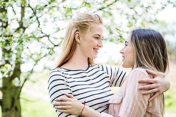포토 JPG 주간 서양인 외국인 커플 응시 여자 행복 안기 미소 사람 상반신 20대 성인 야외 두명 옆모습 마주보기 다정 동성애자 성인여자만 국내포토 자연요소 시선 감정 뷰포인트 컨셉 관계 모션 표정 인종 청년 여자만 성인만 파일형식 성소수자