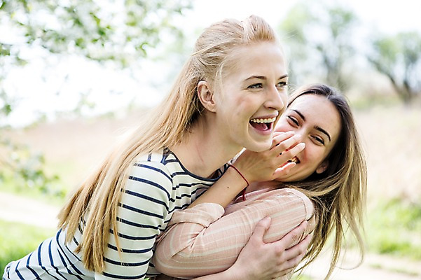 포토 JPG 주간 서양인 외국인 커플 응시 여자 행복 안기 웃음 사람 근접촬영 상반신 20대 성인 야외 두명 옆모습 다정 즐거움 동성애자 성인여자만 국내포토 자연요소 시선 감정 뷰포인트 컨셉 관계 모션 표정 인종 청년 여자만 성인만 파일형식 성소수자