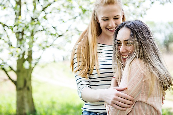 포토 JPG 주간 서양인 외국인 커플 여자 행복 웃음 사람 상반신 20대 성인 야외 두명 앞모습 옆모습 다정 잡기 즐거움 동성애자 성인여자만 국내포토 자연요소 감정 뷰포인트 컨셉 관계 모션 표정 인종 청년 여자만 성인만 파일형식 성소수자