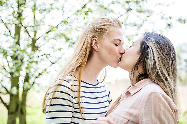 포토 JPG 주간 서양인 외국인 커플 여자 행복 키스 사람 상반신 20대 성인 야외 두명 옆모습 눈감음 다정 동성애자 성인여자만 국내포토 자연요소 감정 뷰포인트 컨셉 관계 모션 인종 청년 애정표현 여자만 성인만 파일형식 성소수자