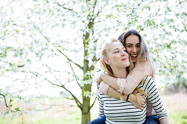 포토 JPG 주간 서양인 외국인 커플 응시 여자 행복 미소 사람 상반신 20대 성인 야외 두명 앞모습 다정 즐거움 업기 동성애자 업어주기 성인여자만 국내포토 자연요소 시선 감정 뷰포인트 컨셉 관계 모션 표정 인종 청년 여자만 성인만 파일형식 성소수자