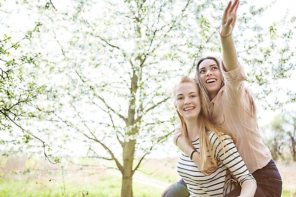 포토 JPG 주간 서양인 외국인 커플 응시 여자 행복 미소 사람 상반신 20대 성인 야외 두명 옆모습 손들기 다정 업기 동성애자 업어주기 성인여자만 국내포토 자연요소 시선 감정 뷰포인트 컨셉 관계 모션 표정 인종 청년 여자만 성인만 파일형식 성소수자