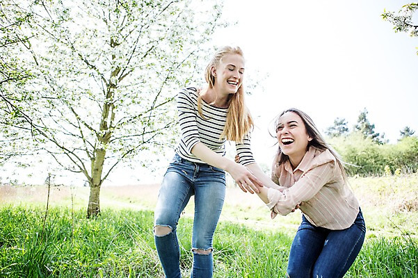포토 JPG 주간 서양인 외국인 커플 여자 행복 장난 사람 잔디 상반신 20대 성인 야외 두명 앞모습 옆모습 다정 잡기 즐거움 동성애자 성인여자만 국내포토 자연요소 식물 감정 뷰포인트 컨셉 관계 모션 인종 청년 여자만 성인만 파일형식 성소수자