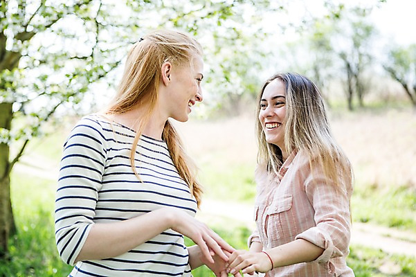 포토 JPG 주간 서양인 외국인 커플 응시 여자 행복 미소 사람 상반신 20대 성인 야외 두명 앞모습 옆모습 마주보기 손잡기 다정 즐거움 동성애자 성인여자만 국내포토 자연요소 시선 감정 뷰포인트 컨셉 관계 모션 표정 인종 청년 여자만 성인만 파일형식 성소수자