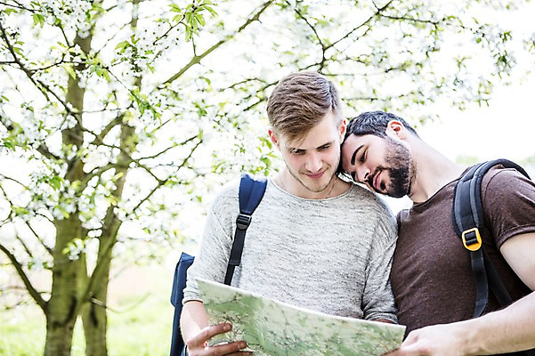 포토 JPG 주간 서양인 외국인 커플 남자 행복 여행 지도 배낭 미소 사람 상반신 20대 성인 야외 두명 앞모습 옆모습 기댐 다정 동성애자 성인남자만 국내포토 자연요소 감정 뷰포인트 컨셉 가방 관계 모션 표정 인종 청년 남자만 성인만 파일형식 성소수자