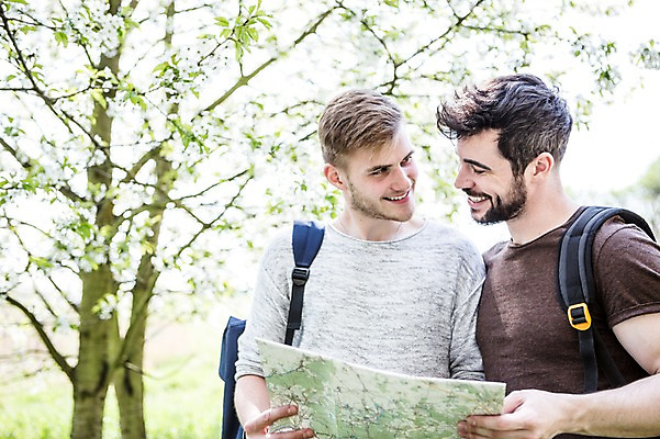 포토 JPG 주간 서양인 외국인 커플 응시 남자 행복 여행 지도 배낭 미소 들기 사람 상반신 20대 성인 야외 두명 앞모습 마주보기 다정 동성애자 성인남자만 국내포토 자연요소 시선 감정 뷰포인트 컨셉 가방 관계 모션 표정 인종 청년 남자만 성인만 파일형식 성소수자