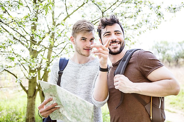 포토 JPG 주간 서양인 외국인 커플 응시 남자 행복 여행 지도 배낭 미소 사람 상반신 20대 성인 야외 두명 앞모습 다정 가리킴 동성애자 성인남자만 국내포토 자연요소 시선 감정 뷰포인트 컨셉 가방 관계 표정 인종 손짓 청년 남자만 성인만 파일형식 성소수자