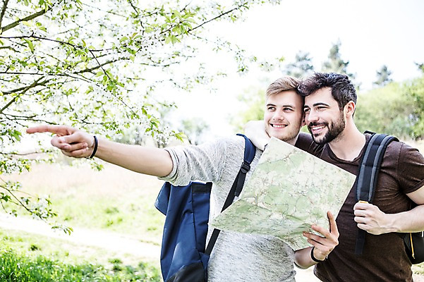 포토 JPG 주간 서양인 외국인 커플 응시 남자 행복 여행 지도 배낭 어깨동무 미소 사람 상반신 20대 성인 야외 두명 앞모습 다정 가리킴 동성애자 성인남자만 국내포토 자연요소 시선 감정 뷰포인트 포즈 컨셉 가방 관계 표정 인종 손짓 청년 남자만 성인만 파일형식 성소수자