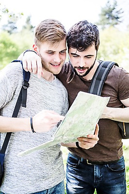 포토 JPG 주간 서양인 외국인 커플 응시 남자 행복 지도 배낭 미소 들기 사람 상반신 20대 성인 야외 두명 앞모습 다정 가리킴 동성애자 성인남자만 국내포토 자연요소 시선 감정 뷰포인트 컨셉 가방 관계 모션 표정 인종 손짓 청년 남자만 성인만 파일형식 성소수자