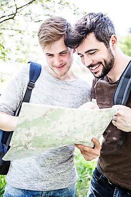 포토 JPG 주간 서양인 외국인 커플 응시 남자 행복 지도 미소 웃음 사람 상반신 20대 성인 야외 두명 앞모습 다정 가리킴 동성애자 성인남자만 국내포토 자연요소 시선 감정 뷰포인트 컨셉 관계 표정 인종 손짓 청년 남자만 성인만 파일형식 성소수자