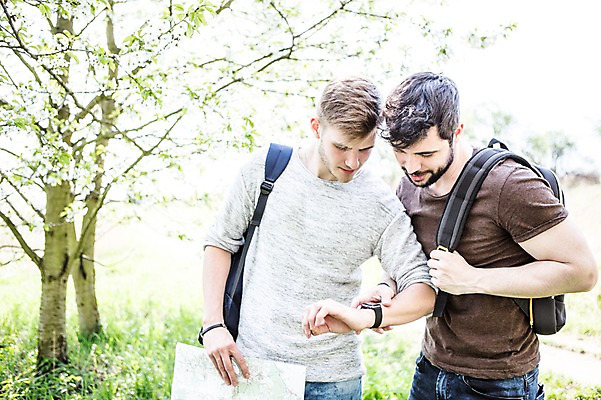 포토 JPG 주간 서양인 외국인 커플 응시 남자 행복 지도 배낭 들기 사람 상반신 20대 성인 야외 두명 앞모습 다정 손목시계 동성애자 성인남자만 국내포토 자연요소 시선 감정 뷰포인트 시계 컨셉 가방 장신구 관계 모션 인종 청년 남자만 성인만 파일형식 성소수자