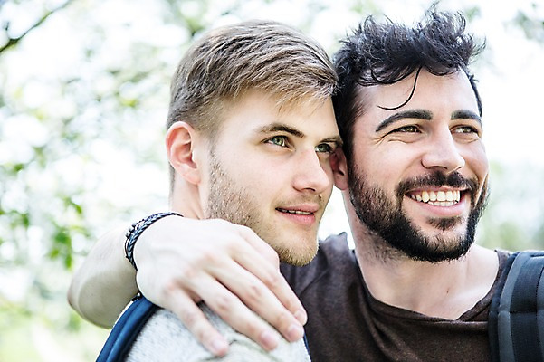 포토 JPG 주간 서양인 외국인 커플 응시 남자 행복 안기 웃음 사람 근접촬영 상반신 20대 성인 야외 두명 앞모습 옆모습 다정 동성애자 성인남자만 어깨에손 국내포토 자연요소 시선 감정 뷰포인트 컨셉 관계 모션 표정 인종 청년 남자만 성인만 파일형식 성소수자