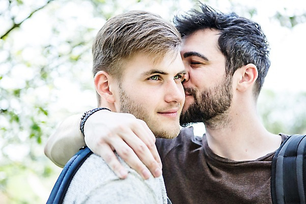 포토 JPG 주간 서양인 외국인 커플 응시 남자 행복 안기 키스 사람 근접촬영 상반신 20대 성인 야외 두명 앞모습 옆모습 다정 동성애자 성인남자만 국내포토 자연요소 시선 감정 뷰포인트 컨셉 관계 모션 인종 청년 애정표현 남자만 성인만 파일형식 성소수자
