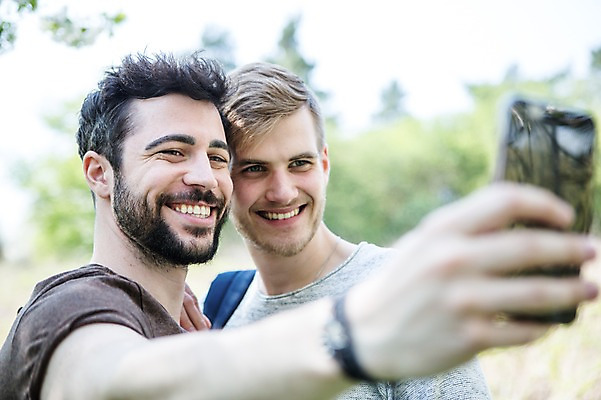포토 JPG 주간 서양인 외국인 커플 응시 남자 행복 미소 웃음 사람 근접촬영 상반신 20대 성인 야외 두명 앞모습 옆모습 스마트폰 다정 셀프카메라 동성애자 성인남자만 국내포토 자연요소 시선 감정 뷰포인트 컨셉 관계 표정 인종 청년 핸드폰 스마트기기 사진촬영 남자만 성인만 파일형식 성소수자