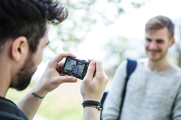 포토 JPG 주간 서양인 외국인 커플 남자 행복 미소 사람 상반신 20대 성인 야외 두명 앞모습 옆모습 카메라 사진촬영 다정 동성애자 성인남자만 국내포토 자연요소 감정 뷰포인트 컨셉 관계 표정 인종 청년 전자제품 촬영 남자만 성인만 파일형식 성소수자